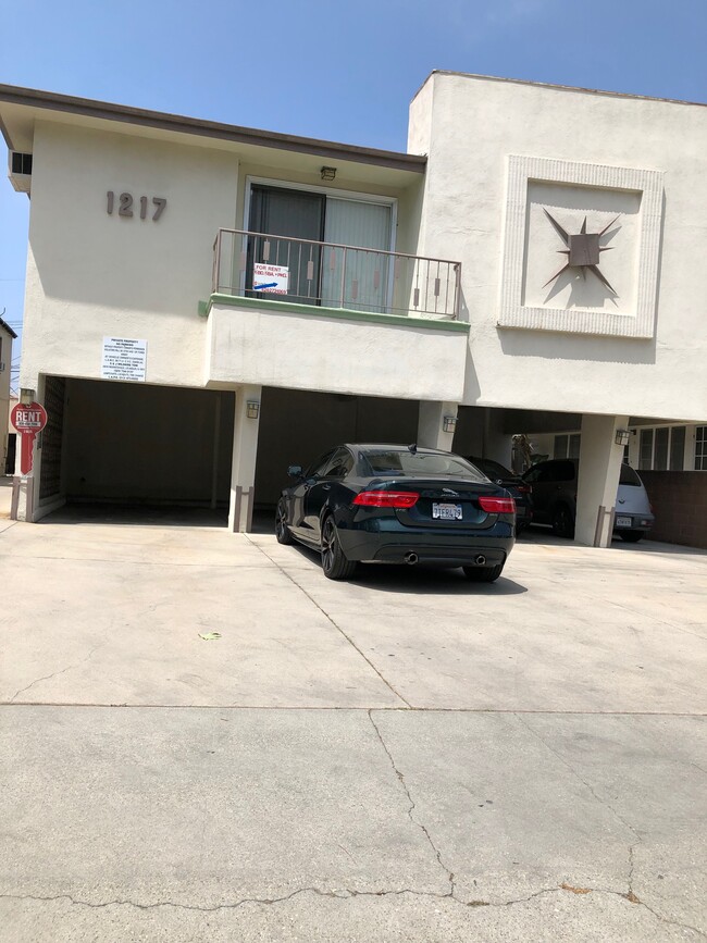 1217 S Orange Grove Ave in Los Angeles, CA - Building Photo - Building Photo