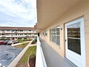 2311 Brisbane St in Clearwater, FL - Foto de edificio - Building Photo