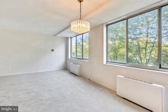 10401 Grosvenor Pl in Rockville, MD - Building Photo - Building Photo