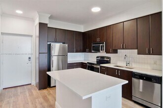 10170 SW 7th St, Unit 38-103 in Pembroke Pines, FL - Building Photo - Building Photo