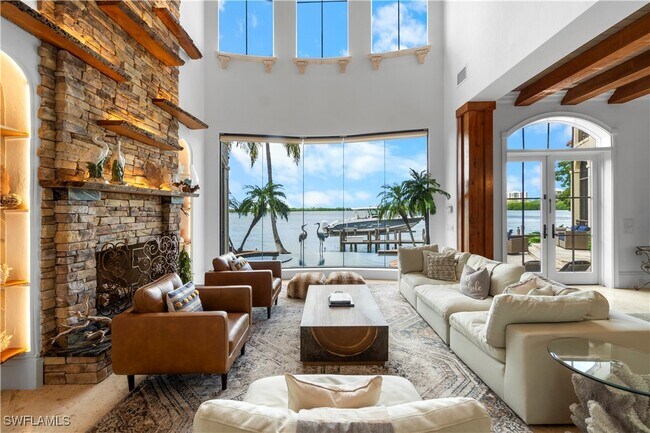 1080 Old Marco Ln in Marco Island, FL - Foto de edificio - Building Photo