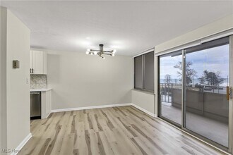 12900 Lake Ave in Lakewood, OH - Foto de edificio - Building Photo