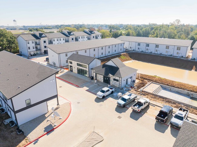 Green Gardens Townhomes & Apartments in Waller, TX - Building Photo - Building Photo