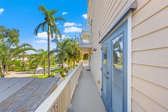 1902 Arrowhead Dr NE in St. Petersburg, FL - Foto de edificio - Building Photo
