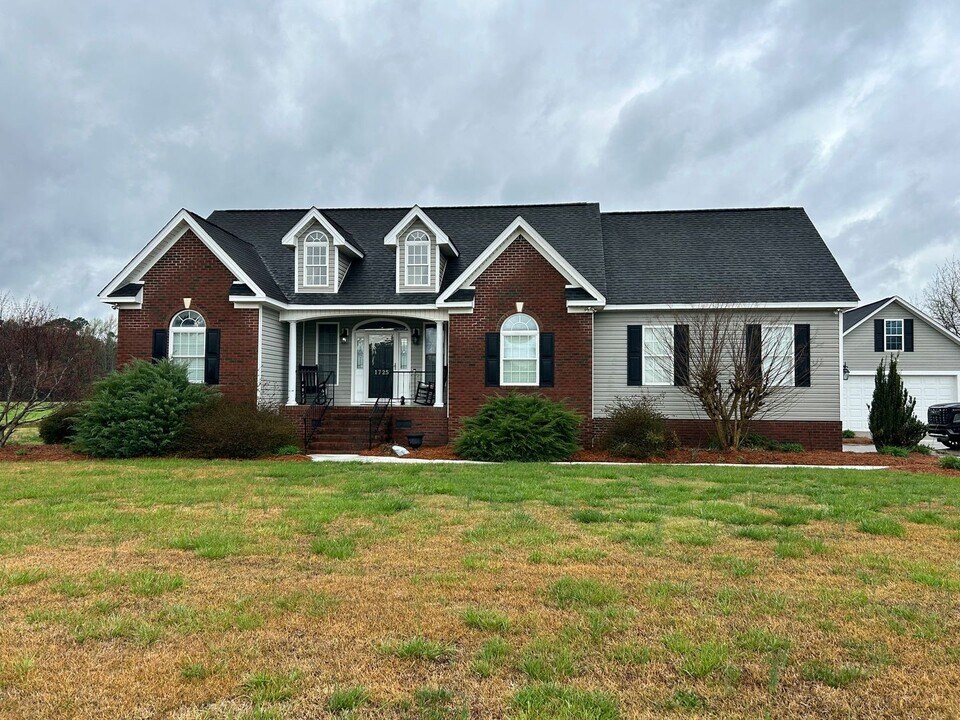 1725 N Chicken Rd in Pembroke, NC - Building Photo