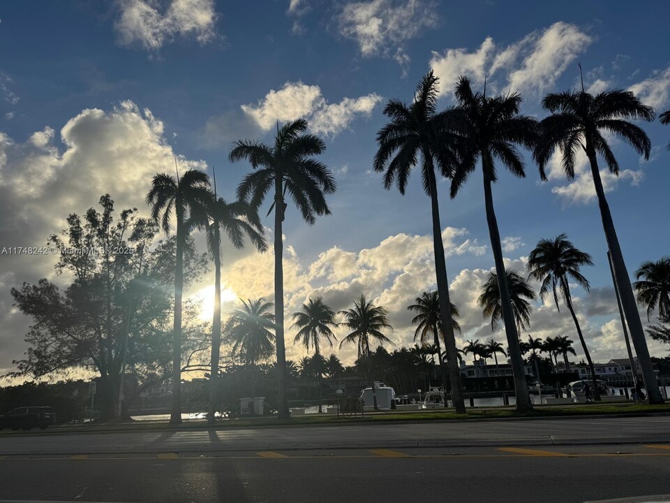 5001 Collins Ave in Miami Beach, FL - Building Photo