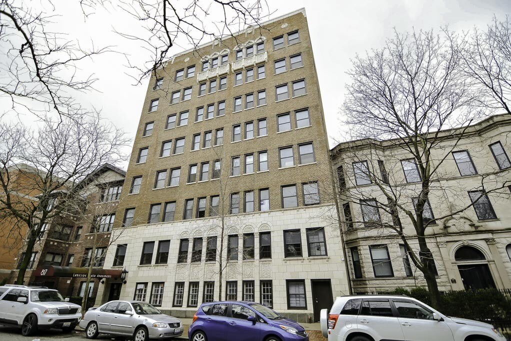 817 W Lakeside Pl in Chicago, IL - Building Photo