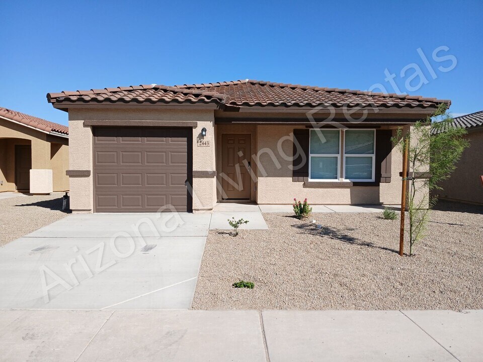 2443 Tapatio Dr in Bullhead City, AZ - Foto de edificio