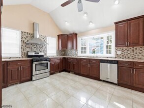 95 Sycamore Ave in Livingston, NJ - Building Photo - Building Photo