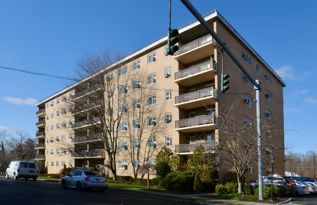 Newport Towers West in Harrison, NY - Building Photo - Building Photo