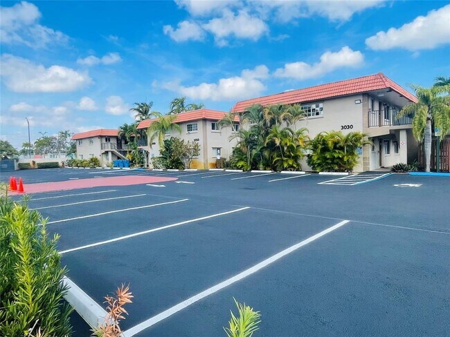 3030 NE 5th Ter, Unit 8 in Wilton Manors, FL - Building Photo - Building Photo