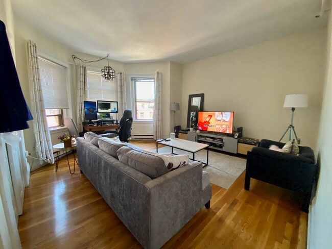 913 Boylston St, Unit 4 in Boston, MA - Foto de edificio - Building Photo