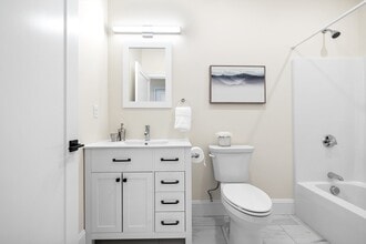409 Lowell St, Unit #1 in Wakefield, MA - Foto de edificio - Building Photo