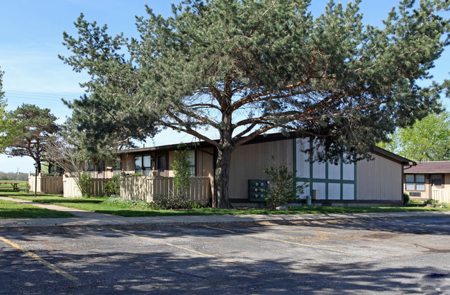 Deer Run Apartments in Wellington, OH - Foto de edificio - Building Photo