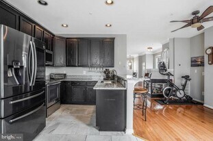 8110 Cerromar Way in Gainesville, VA - Building Photo