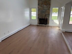6 Hillview Ct in Commack, NY - Building Photo - Building Photo