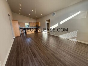 979 Lorella Ave in Eugene, OR - Building Photo - Building Photo