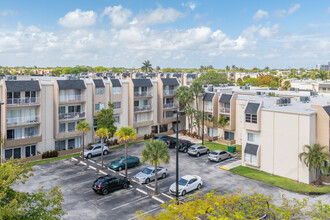 Kings Creek in Miami, FL - Building Photo - Building Photo