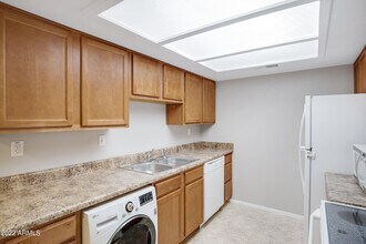 16602 N 25th St-Unit -218 in Phoenix, AZ - Building Photo - Building Photo
