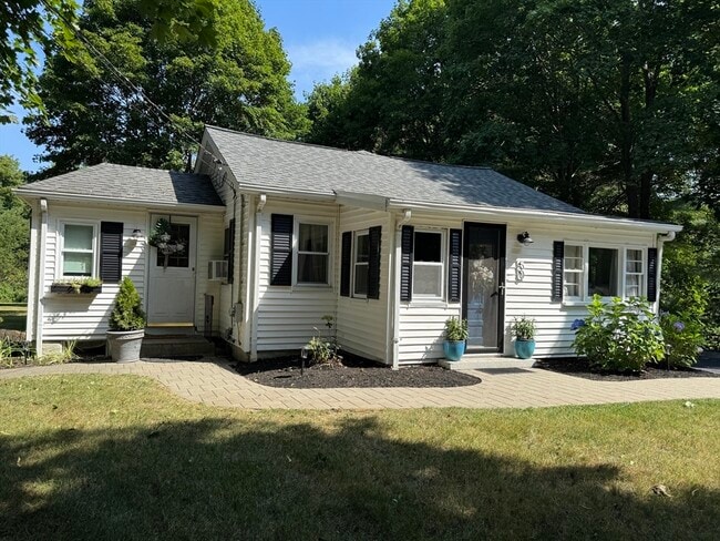 50 Comfort St in Bridgewater, MA - Building Photo - Building Photo