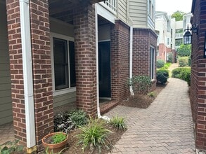 1021 Brighthurst Dr in Raleigh, NC - Foto de edificio - Building Photo