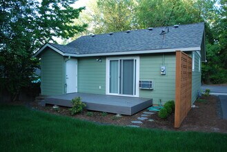 4030 SW Dolph Ct in Portland, OR - Building Photo - Building Photo