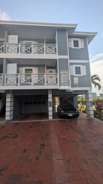 1546 Stickney Point Rd in Sarasota, FL - Foto de edificio