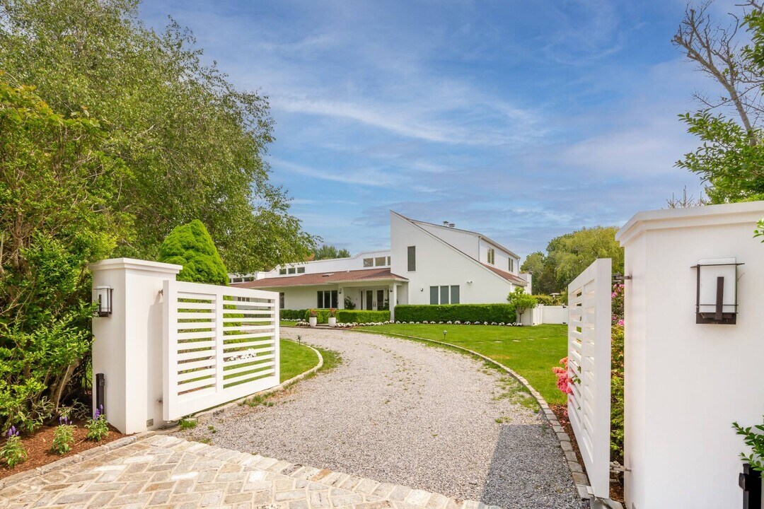 24 S Potato Barn Rd in Water Mill, NY - Building Photo