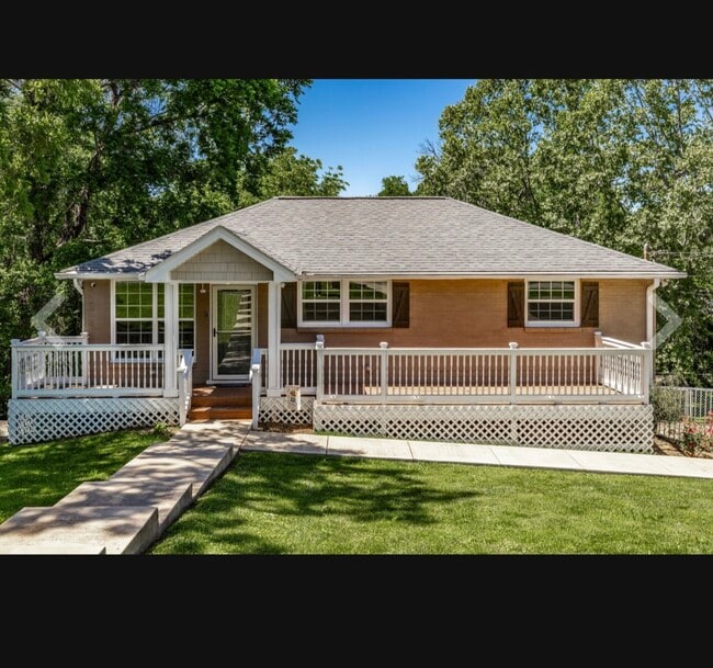 property at 907 N Graycroft Ave