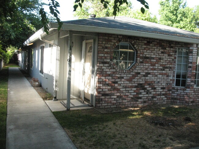 118 W Beverly Pl, Unit B in Tracy, CA - Building Photo - Building Photo