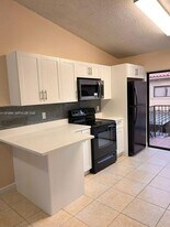 7735 W 29th Way in Hialeah, FL - Building Photo