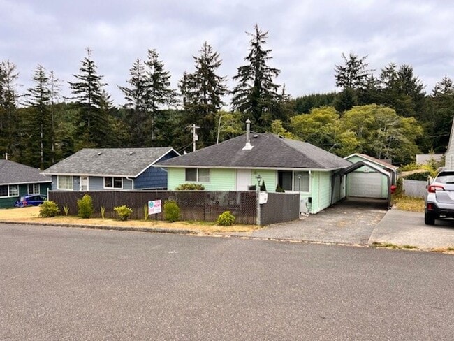 1950 Birch Ave in Reedsport, OR - Building Photo - Building Photo