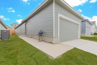 3726 Glade Crk in San Antonio, TX - Building Photo - Building Photo