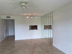 950 Hillcrest Dr, Unit 302 in Hollywood, FL - Foto de edificio - Building Photo