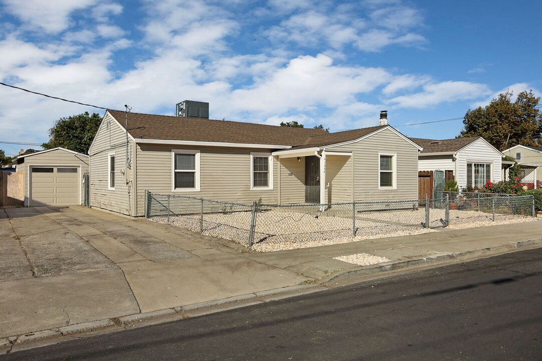 1924 Deodar Ave in Antioch, CA - Building Photo