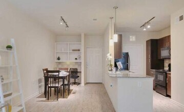 2121 Ella Blvd in Houston, TX - Building Photo - Building Photo