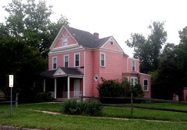 6201 Natoli Pl in Riverdale, MD - Foto de edificio - Building Photo