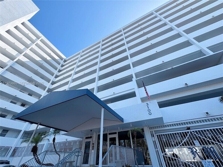 3100 NE 49th St, Unit 1010 in Fort Lauderdale, FL - Building Photo