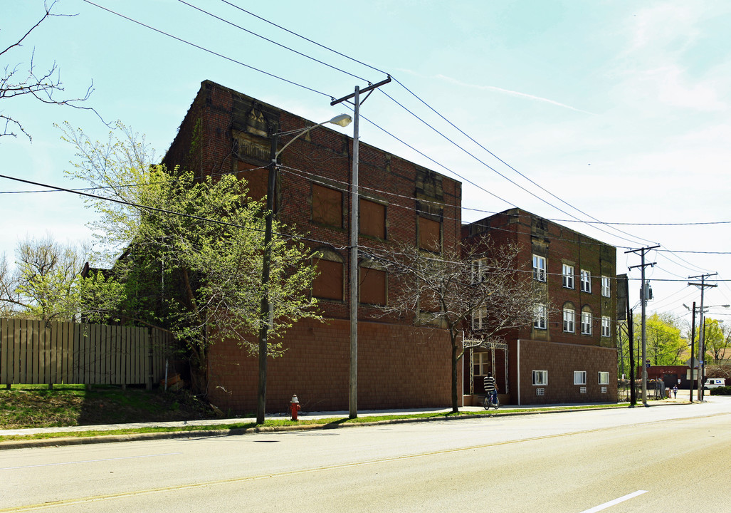 Lake Shore Blvd in Cleveland, OH - Building Photo