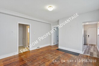 1737 Leolyn St in Pittsburgh, PA - Building Photo - Building Photo