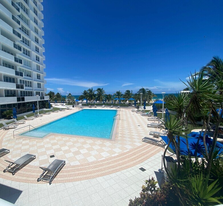 100 Lincoln Rd, Unit 1124 in Miami Beach, FL - Building Photo