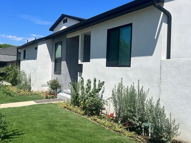 8100 Paso Robles Ave, Unit 8100 in Van Nuys, CA - Foto de edificio - Building Photo