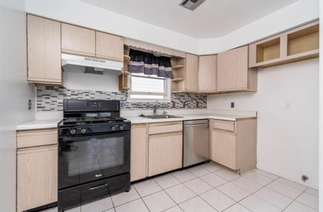 97 Oak St in Bayonne, NJ - Building Photo - Building Photo