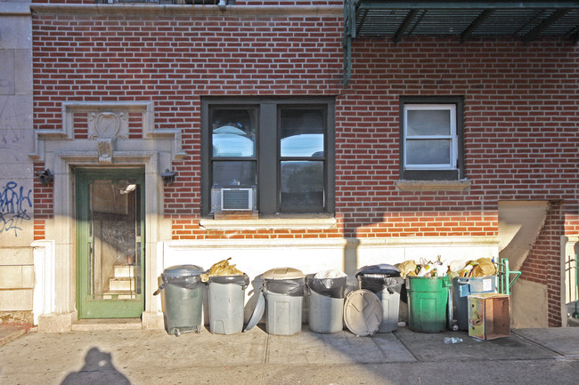 36-29 31st St in Long Island City, NY - Foto de edificio - Building Photo