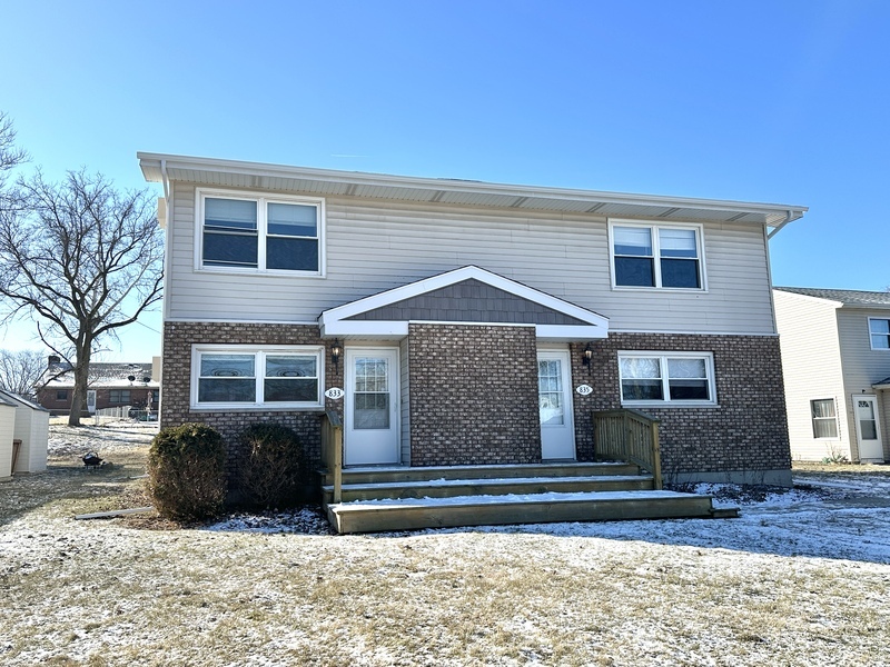 833 Washington St in Woodstock, IL - Building Photo