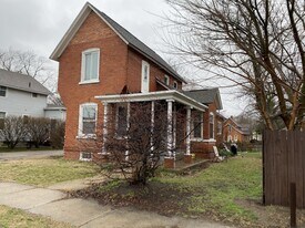 11 W 14th St in Holland, MI - Building Photo