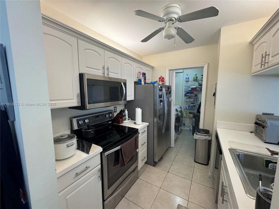 2734 N Nob Hill Rd in Sunrise, FL - Building Photo