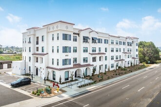 South River Village in Oceanside, CA - Foto de edificio - Building Photo