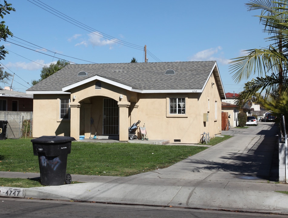 4743-4747 1/2 Live Oak St in Cudahy, CA - Building Photo