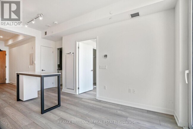 1 Fairview Rd E in Mississauga, ON - Building Photo - Building Photo